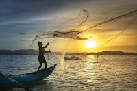 Fischer wirft Netz aus